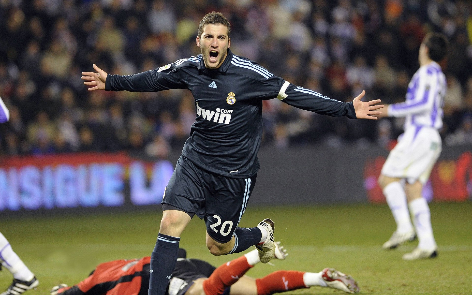 kaiyun 开云体育-米兰双雄各显神通，争夺意甲冠军